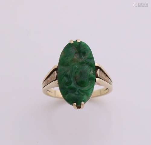 Yellow gold ring, 585/000, with jade. Ring with oval