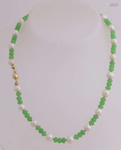 Collier of fresh water pearls, ø7mm, and facetted jade