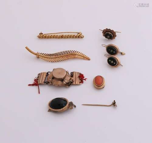 Lot with various gold jewelry, two brooches, a closure,