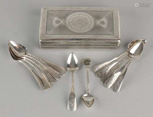 Silver tobacco box with 12 liqueur spoons, 833/000.