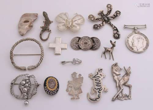Lot fifteen brooches, 13 silver brooches in various
