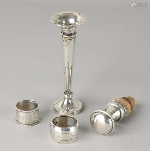 Lot silver, 835/000, with a trumpet-vase, dented at the