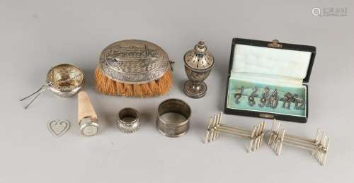 Lot silverware table with brush depicting a spreader on