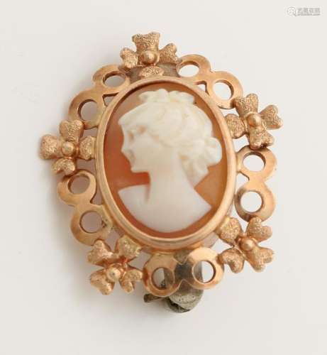 Yellow gold brooch, 585/000, with a cameo. Beautiful