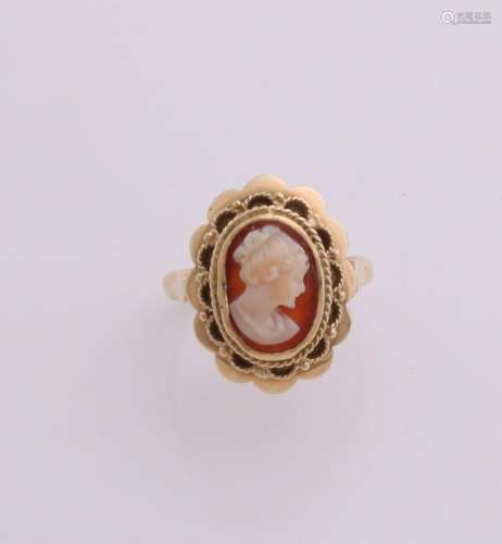 Yellow gold ring, 585/000, with cameo. Ring having a