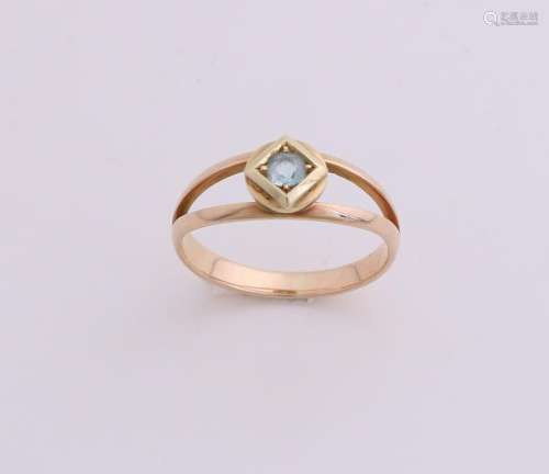 Yellow gold ring, 585/000, with aquamarine. Fine split