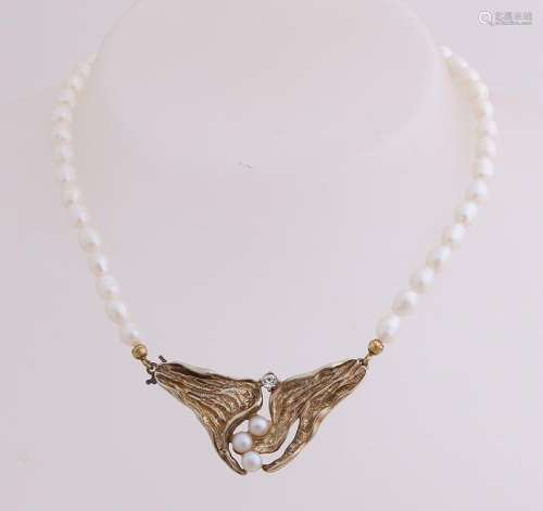 Choker with pearls and gold on silver element,