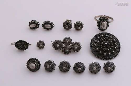 Lot with silver buttons with brooches, ring, and studs.
