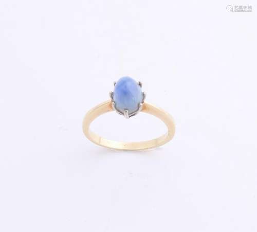 Yellow gold ring, 585/000, with blue stone. Ring with