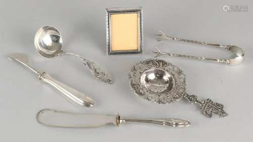 Lot silver include a small picture frame, a tea