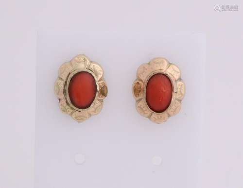 Yellow gold earrings, 585/000, with red coral. Oval