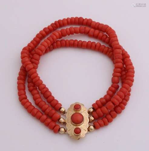 Bracelet of red coral with a golden clasp, 585/000.