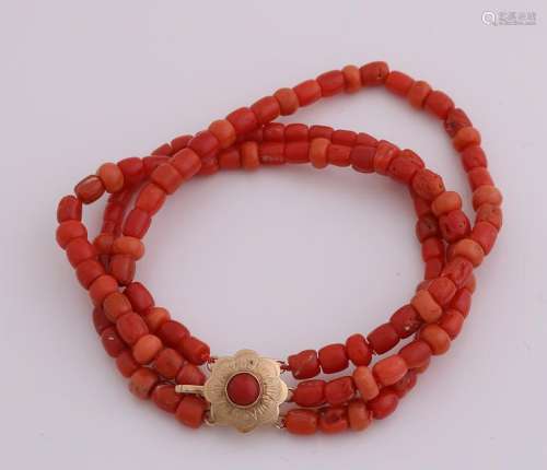 Bracelet of red coral with yellow gold clasp, 585/000.