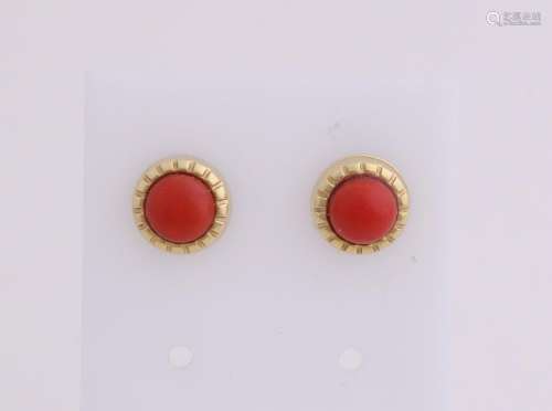 Yellow gold earrings, 585/000, with red coral. Round