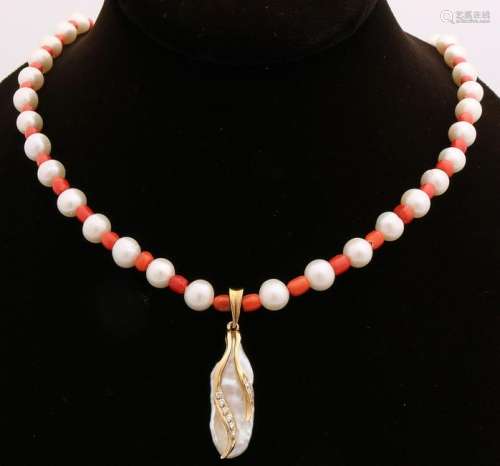 Necklace of coral and pearls adorned with a gold clasp