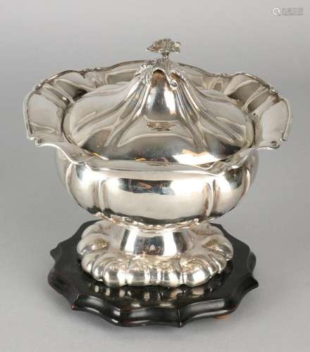 Silver tobacco jar, 833/000, gecontourneerd model with