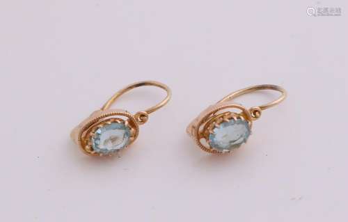 Yellow gold earrings, 585/000, with blue stone.