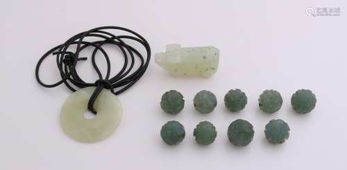 Lot 9 jade carved beads, ø 13.5 mm, a pendant in the