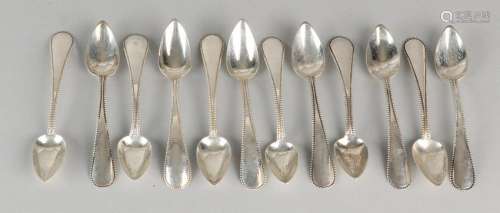 Lot 12 silver tea spoons, 833/000, equipped with