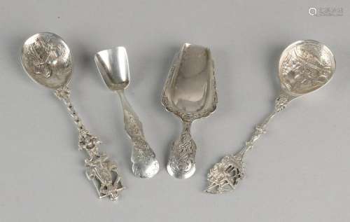 Lot 4 silver spoons, 833/000, 2 sugar spoons provided