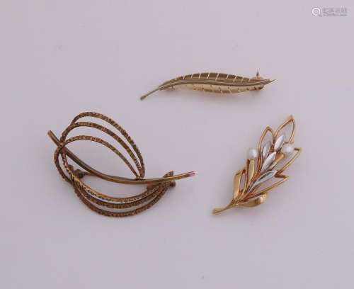 Lot with three gold brooches, 585/000, a feather