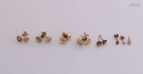 Lot with various gold earrings, 585/000. With 5 couples