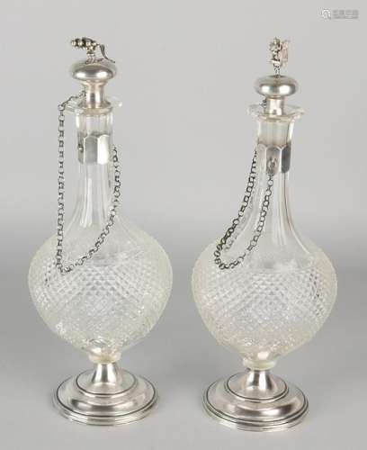 Two crystal carafes with ruitslijpsel, placed on a