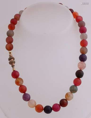 Collier of faceted agate beads, ø10mm, attached in a