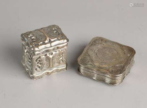 Two silver boxes, 835/000, square gecontourneerd