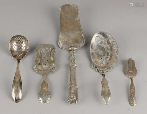 Five silver items of cutlery, 835/000, an egg /