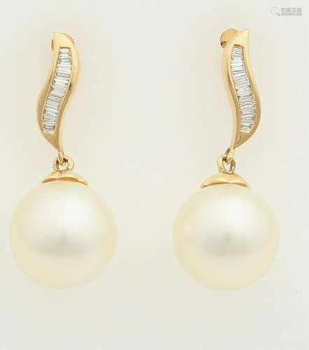 Yellow gold earrings, 750/000 with diamond and pearl.