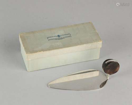 Art Deco 835/000 silver cake slice with round wooden