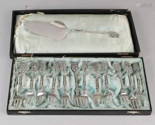 Cassette with silver cake forks, and a pastry shovel,