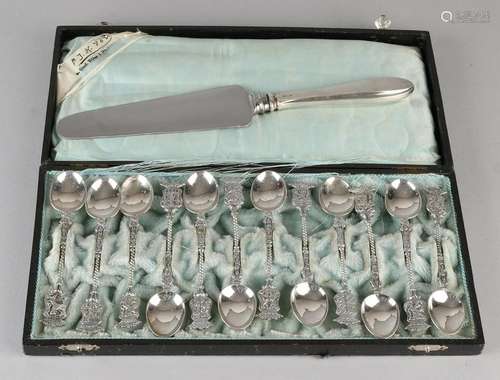 Cassette with silver teaspoons and cakes shovel,