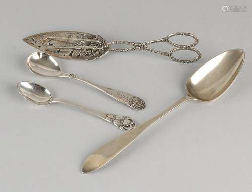 Four parts silver cutlery with cake tongs with floral