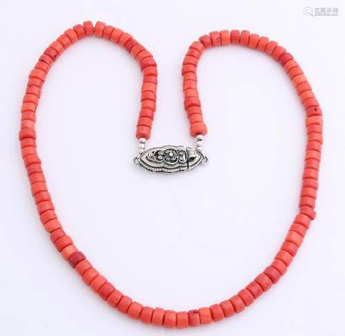 Necklace of coral, with a red color, attached to a