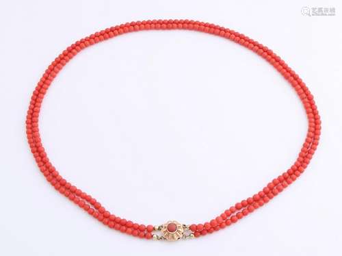 Necklace of coral, round ø 3.5 mm, with a golden clasp,