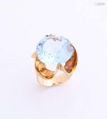 Big yellow gold ring, 585/000, with blue spinel. Ring