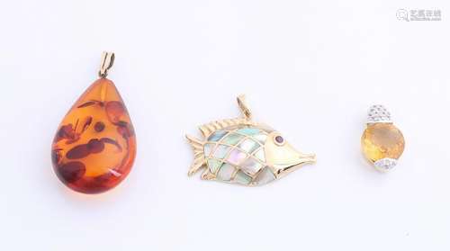 Three yellow gold pendants, 585/000, amber, pearl and