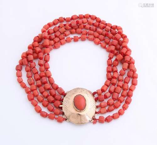 Necklace of coral with gold clasp, 585/000. Collier