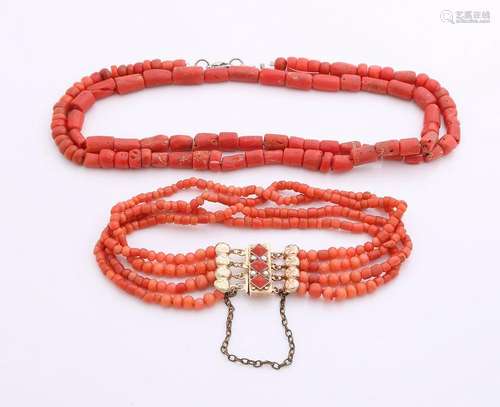 Necklace and bracelet with red coral. Bracelet with 4