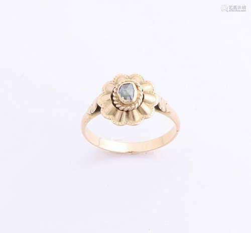 Yellow gold ring, 585/000, with diamond. Ring with oval