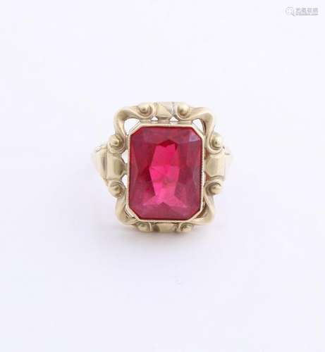 Yellow gold ring, 585/000, with red stone. Ring with a