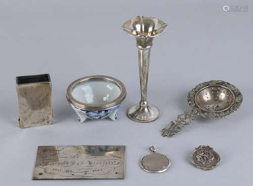 Lot silver, silver with a tea strainer on porcelain cup