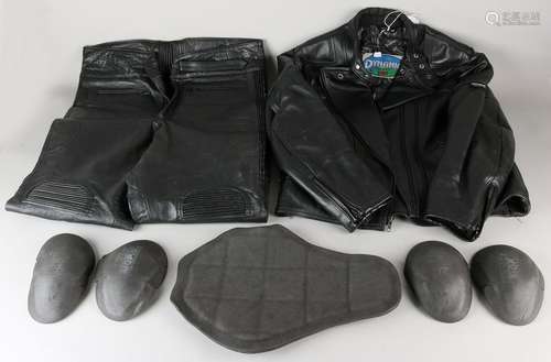 Old, well maintained leather suit + protectors. Dynamic