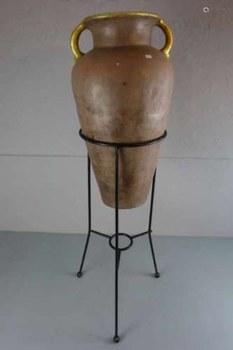 AMPHOREN - VASE MIT METALLSTAND, 2. Hälfte 20. Jh., Terrakotta, braun und goldfarben gefasst und