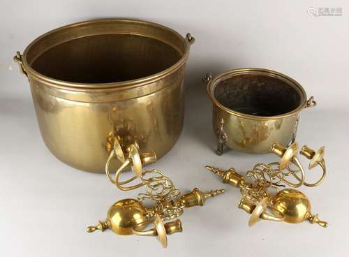 Four times brassware. Consisting of: Two wandblakers in