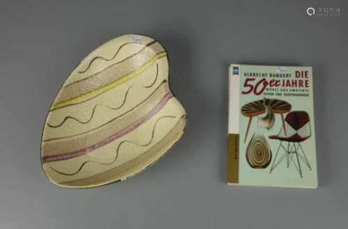 SCHALE und BUCH. 1) Schale, Keramik, 1950er Jahre, wohl Manufaktur Carstens Tönnieshof / Fredelsloh;