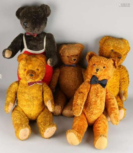 Five big old teddy bears. Divers. 20th century. Size: