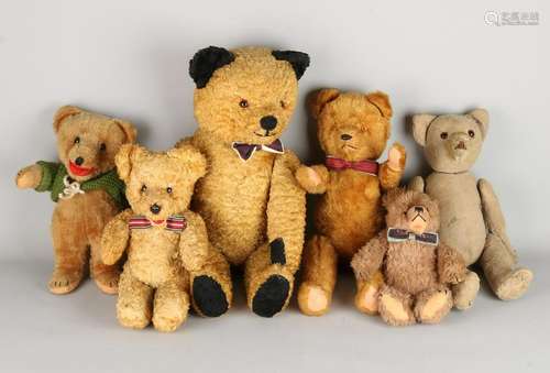 Six old teddy bears. Divers. 20th century. Size: 21 to